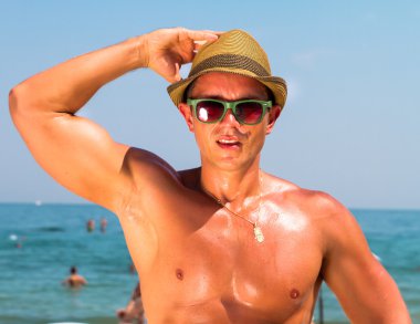 okyanus tarafından yaz seyahat tatil keyfini genç erkek modeli.