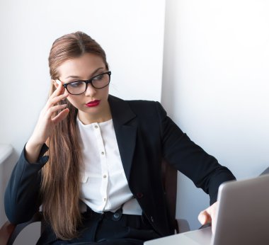 İş kadını dizüstü bilgisayar kullanıyor.