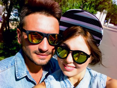 şehirde bir selfie alarak mutlu bir turist çift portresi.