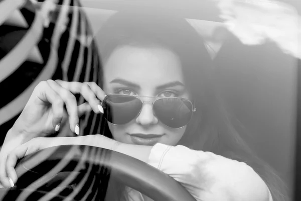 Молода жінка керує своєю машиною — стокове фото