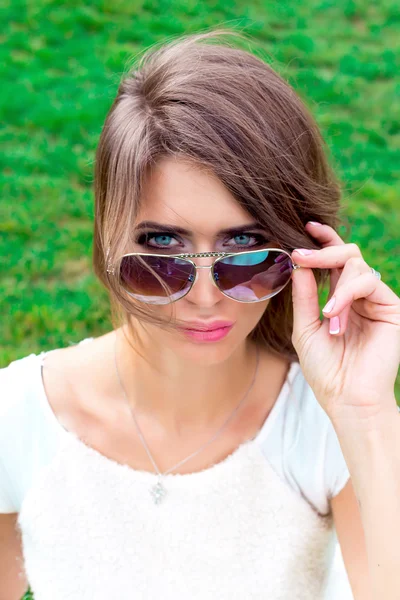 Retrato de moda de hermosa mujer joven hipster — Foto de Stock