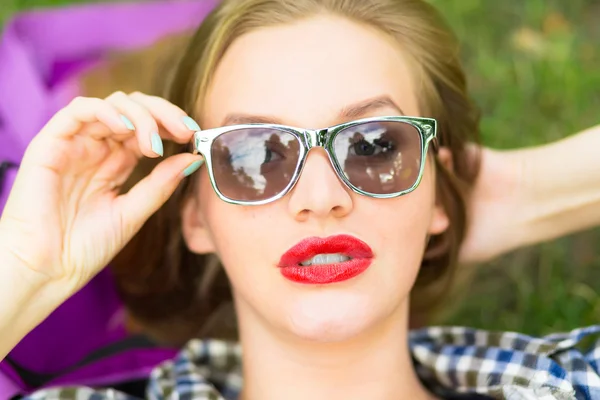 Retrato de la encantadora joven con el pelo largo y rubio —  Fotos de Stock