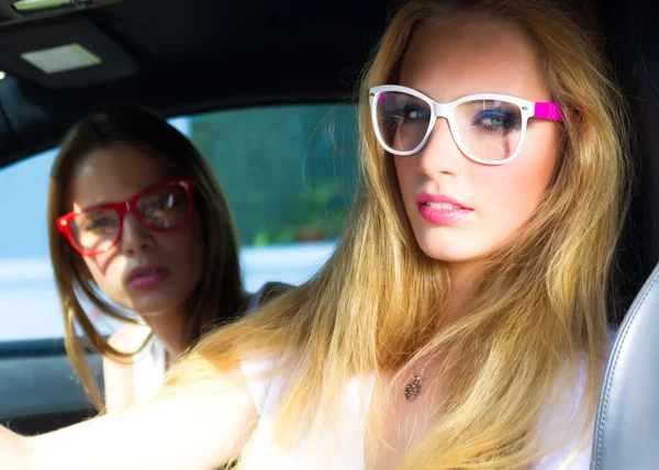 Dos chicas en el coche. —  Fotos de Stock