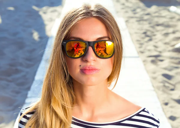 Retrato de moda de cerca al aire libre — Foto de Stock