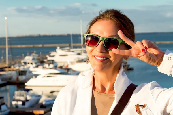 Mujer madura disfrutando de un relajado día soleado — Foto de Stock