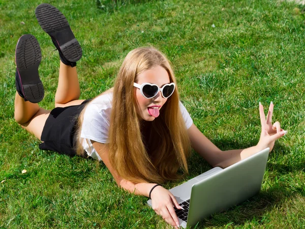 Красива молода блондинка працює зі своїм ноутбуком — стокове фото