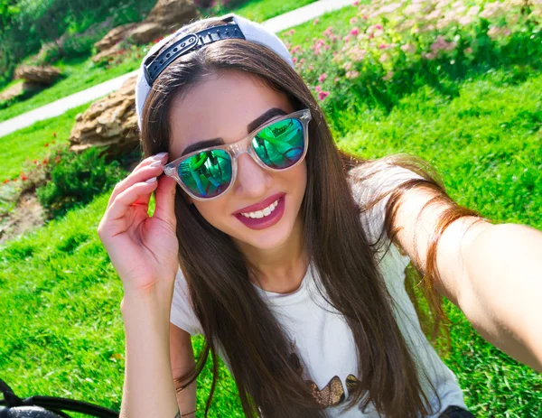 Rendy Hipster Chica Relajante en la Hierba — Foto de Stock
