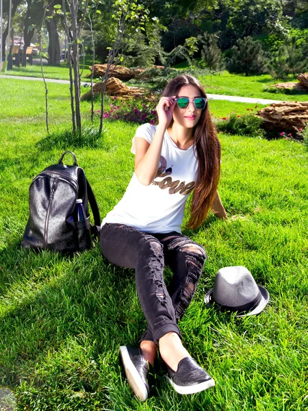 Rendy Hipster Girl Relaxing on the Grass — Stockfoto