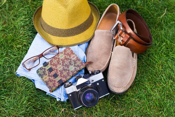 Accesorios de moda para hombre de primavera o verano tumbados sobre hierba — Foto de Stock