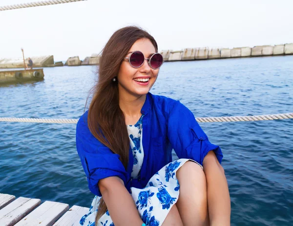 Hermosa mujer con estilo de verano de moda — Foto de Stock