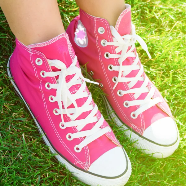 Nära håll mode foto ljusa rosa kvinnliga sneakers — Stockfoto