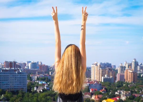 Estilo de vida ao ar livre tiro de visão traseira da mulher bonita posando — Fotografia de Stock