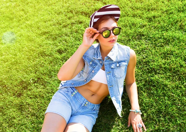 Jovem morena mulher no verão swag roupa andando no verde parque — Fotografia de Stock