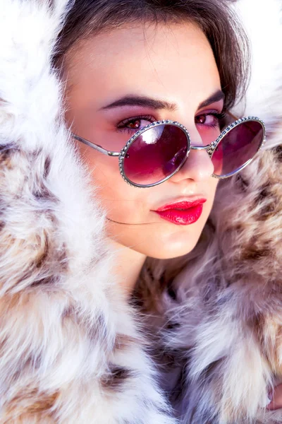 Мода крупним планом Портрет привабливої стильної жінки з червоними губами в шубці і модних ретро сонцезахисних окулярах — стокове фото
