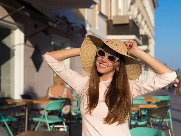 Şehir ve almak bir dinlenme açık Cafe yürüyen güzel genç kadın. Geniş şapka ve vintage güneş gözlüğü güzel bir genç kadın Fashion.Portrait. Güzel kız yaz kafede oturuyor. Pozitif. — Stok fotoğraf