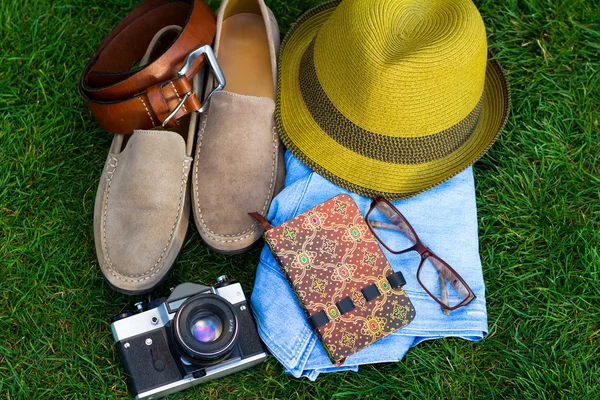 Accesorios de moda para hombre de primavera o verano tumbados sobre hierba — Foto de Stock