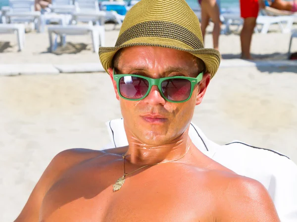 Young male model enjoying summer travel holiday by the ocean. — Stock Photo, Image