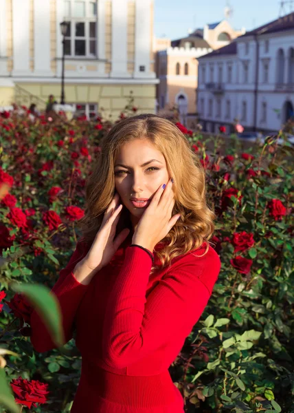 Moda primo piano Ritratto di giovane donna bionda . — Foto Stock