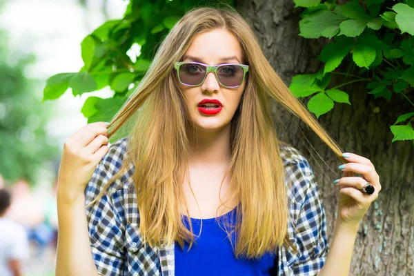 Portrét okouzlující mladá dívka s dlouhou blondy vlasy — Stock fotografie