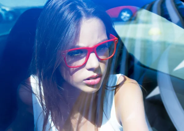 Hermosa chica adolescente en el coche — Foto de Stock