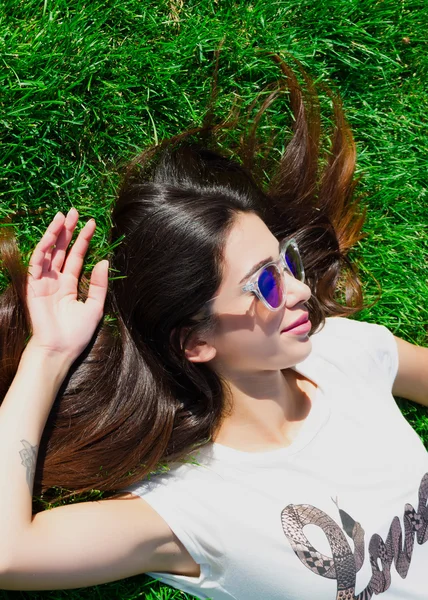 Mujer joven relajándose al aire libre — Foto de Stock