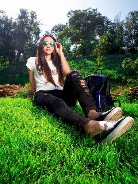 Rendy Hipster Girl Relaxing on the Grass — Stok fotoğraf