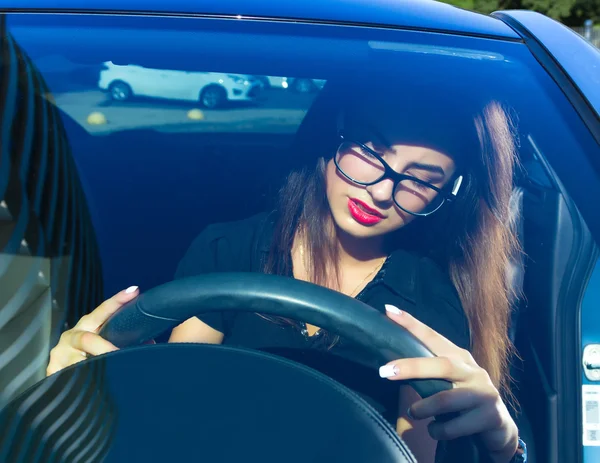 운전하는 젊은 여자. — 스톡 사진