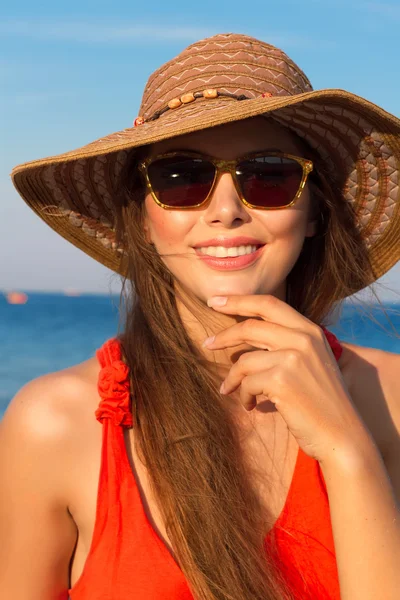 Outdoor summer portrait of young pretty woman looking to the ocean at tropical beach, enjoy her freedom and fresh air, wearing stylish wide hat and clothes.Enjoying sunset — Zdjęcie stockowe