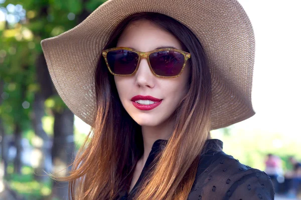 Bela jovem mulher andando na cidade. — Fotografia de Stock