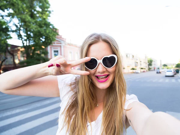 Beautiful hipster girl taking selfie — Stok fotoğraf