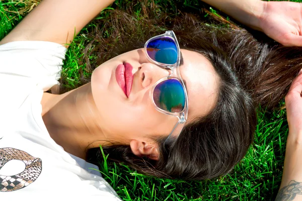 Junge Frau entspannt sich im Freien — Stockfoto