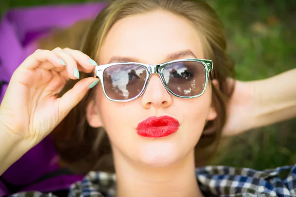 Ritratto di affascinante ragazza con lunghi capelli biondi — Foto Stock