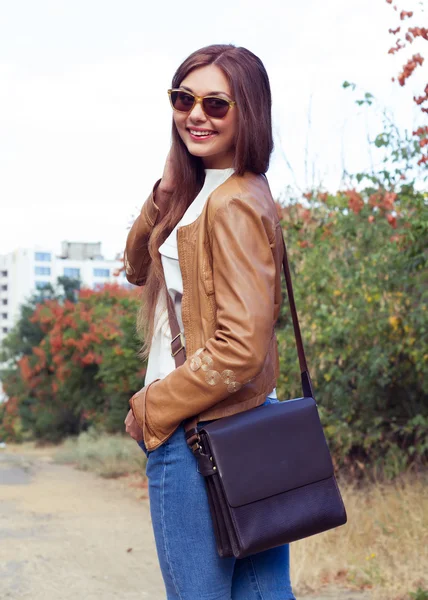 Otoño imagen de moda de la mujer joven — Foto de Stock