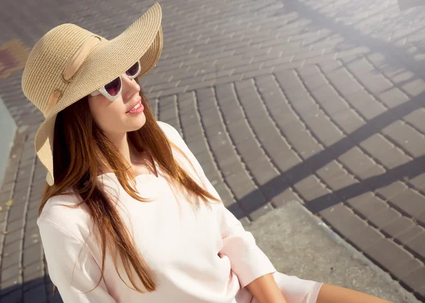 Beautiful young woman walking in the city. Fashion.Wearing cute pink dress,wide hat,cat glasses. — Stock Photo, Image