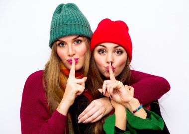 İki genç güzel kadın moda yaşam tarzı portre kadar kapatın