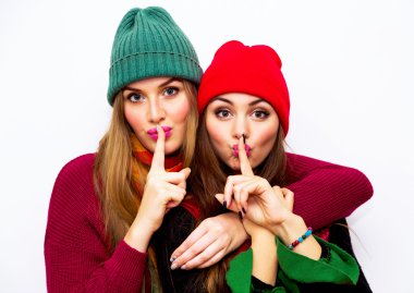 İki genç güzel kadın moda yaşam tarzı portre kadar kapatın