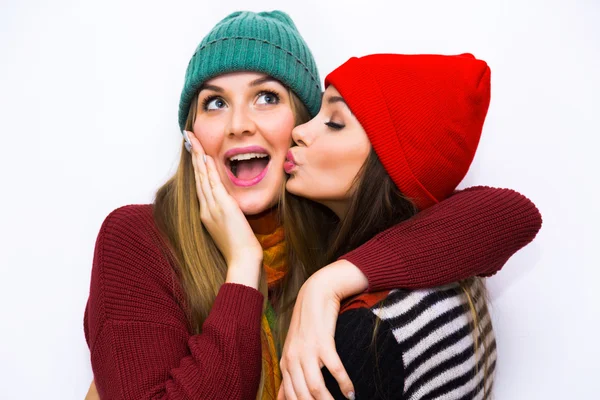 Dos jóvenes adolescentes hipster chica amigos juntos . — Foto de Stock