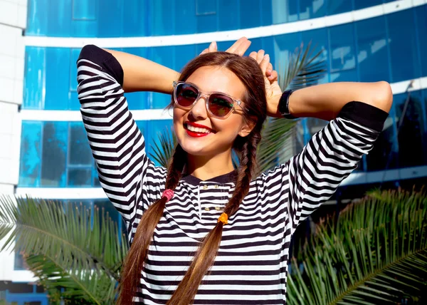 Closeup lifestyle fashion portrait of pretty young beautiful brunette smiling woman in clear sunglasses having fun outdoor in summer on vacation in windy sunny weather — ストック写真