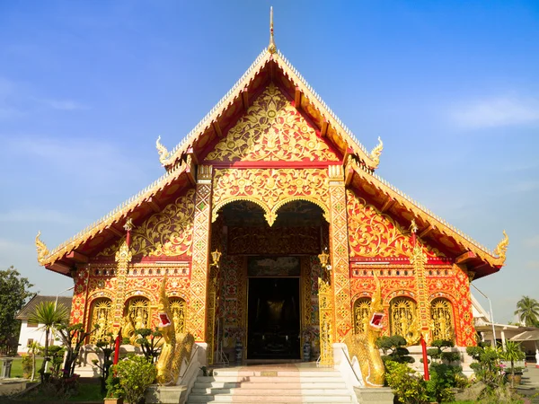 Framsidan av templet — Stockfoto