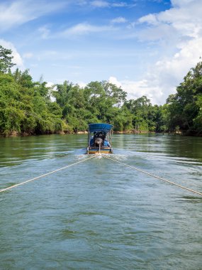 Nehir boyunca rafting