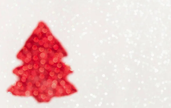 Beyaz parıltılı odaklanmış arka plan ve kırmızı Noel ağacı, parıltılı bokeh