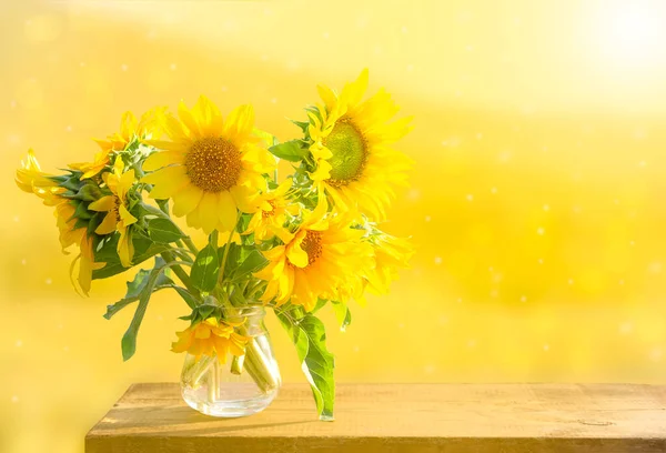 Ein Strauß Sommerblumen Ein Strauß Sonnenblumen Einer Glasvase — Stockfoto