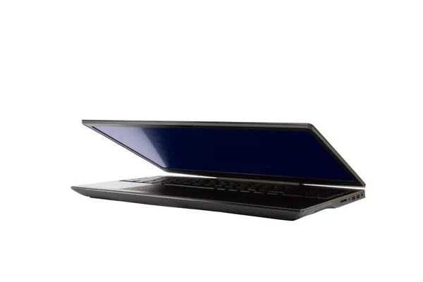 Beyaz arka planda yeni bir dizüstü bilgisayar, izole edilmiş, modern teknoloji.