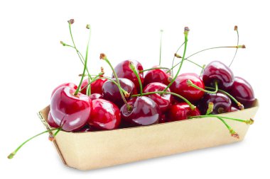 Beyaz arka planda karton bir kutuda bir avuç tatlı kiraz, beyaz arka planda tatlı kiraz izolasyonu