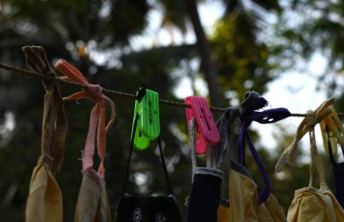 Çamaşır ipinde renkli klip ve etiketler