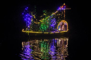 Sudaki dekoratif ışıkların yansıması