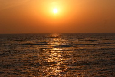 Sahilde gün batımının güzelliği