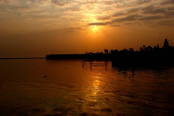 Belleza Los Reflejos Del Atardecer Orilla Del Río — Foto de Stock