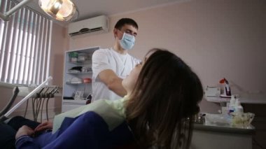diş hekimi gösteren çene düzenine hasta kadın