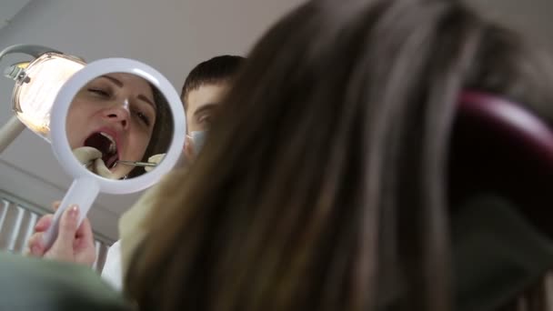 Examen de los dientes en el dentista — Vídeo de stock